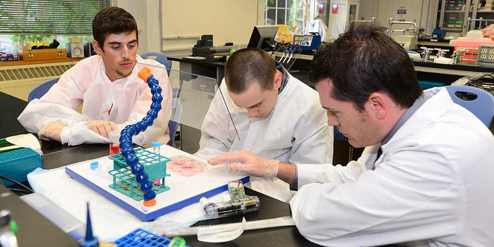 Teacher with 2 students in lab