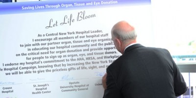 Paul Seale signs Donate Life pledge 2012