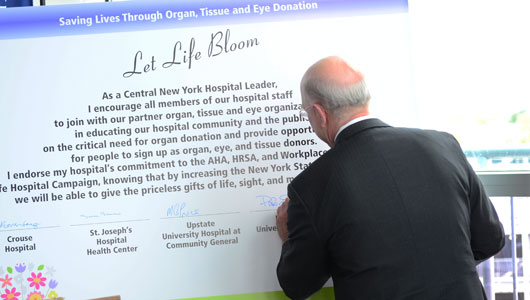 Paul Seale signs Donate Life pledge 2012