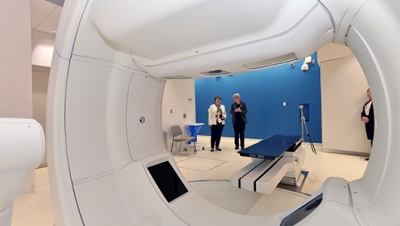 Upstate Cancer Center's Leslie Kohman, MD, right, shows off some of the Upstate Cancer Center's cancer-fighting technology to New York State Sen. Patty Ritchie, who visited the Upstate Medical University campus Nov. 28.