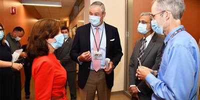 Lt. Gov. Hochul visits campus to get update on Upstate’s COVID-related research; urges community to wear masks to keep infection rate low