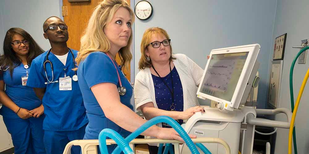 Upstate’s College of Health Professions opens distance learning program at Rochester General College of Health Careers. 