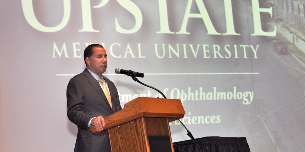 KEYNOTE VIP: Former New York Gov. David Paterson delivers the keynote address at Upstate’s Center for Vision Research 25th anniversary symposium Oct. 21. Paterson is the first legally blind person to serve as governor of a U.S. state. In addition to Paterson, symposium speakers featured leading vision researchers from Upstate and across the country, including National Eye Institute Director Michael F. Chiang, MD.