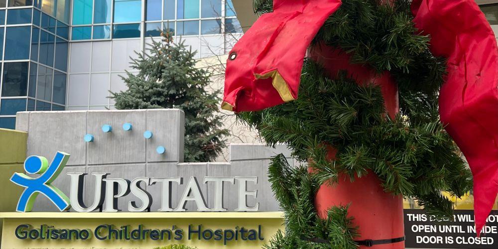 FESTIVE FEELING: It’s begging to look a lot like the holiday season as garland and ribbon decorate parts of campus.