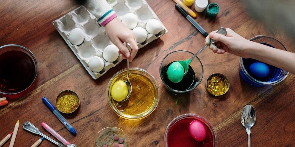 Easter egg dying