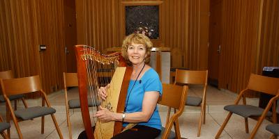 Harpist brings healing to hospitalized patients