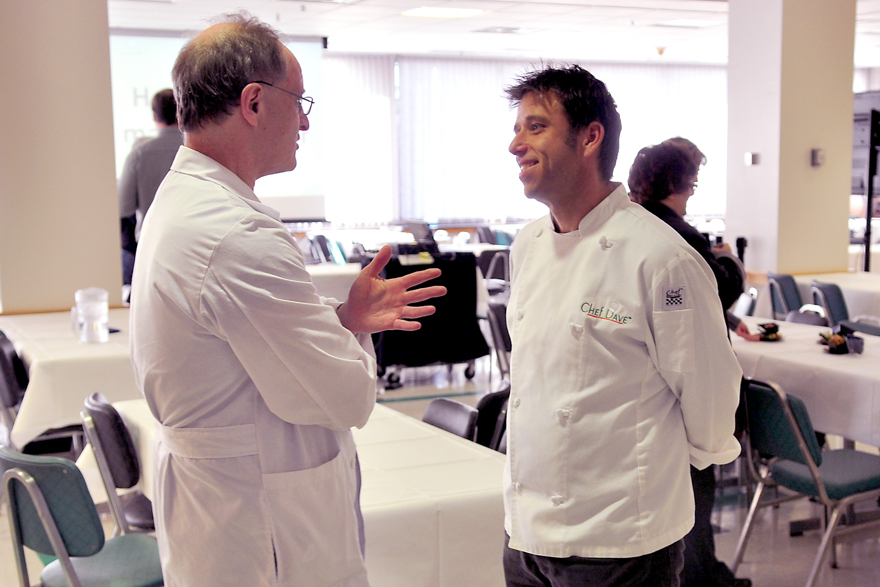 DSC_6609 Surgeon Howard Simon MD, left, talks with Chef Dave Fouts. Photo by Debbie Rexine.