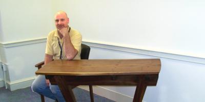 Carpenter turns black walnut tree from Weiskotten into commemorative table