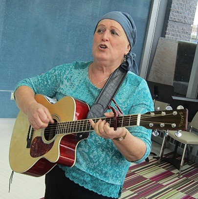 Melissa Clark performing in the Upstate Cancer Center. (PHOTO BY SUSAN KEETER)