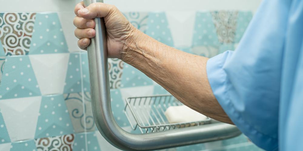 Preparation and a calm atmosphere are factors to consider when bathing an older person, nurses say.